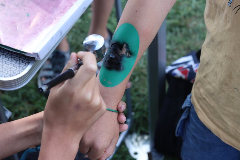 Nebo si mohli nechat nastříkat 'tetování'